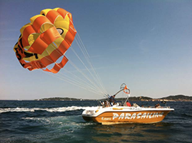 Boat for the parasailing